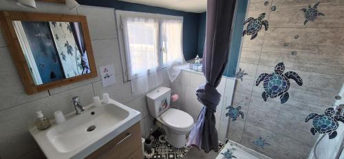 Bruser, SarahScope - chambre cosy avec salle de bain privée proche Futuroscope (SarahScope - chambre cosy avec salle de bain privee proche Futuroscope) in Kremlin Bicetre