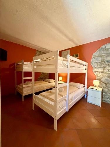 2 bunk beds