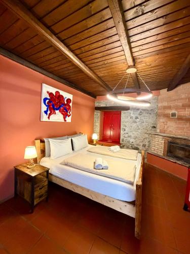 1 queen bed, 1 bunk bed