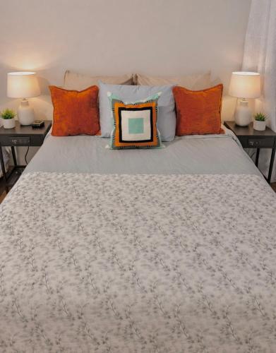 Beautiful Stay Near Downtown in Oleander Sunset in 夾竹桃日落