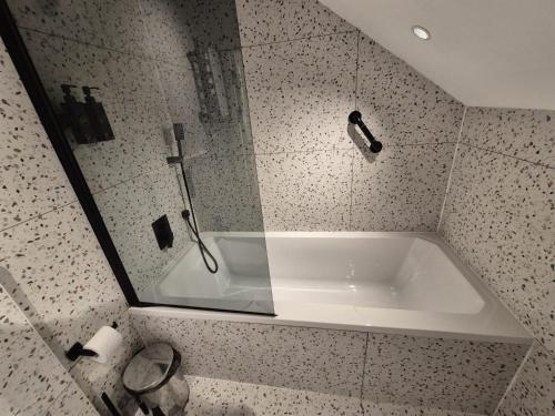 Zuhanyzó, Rosemay Hotel in Heathrow