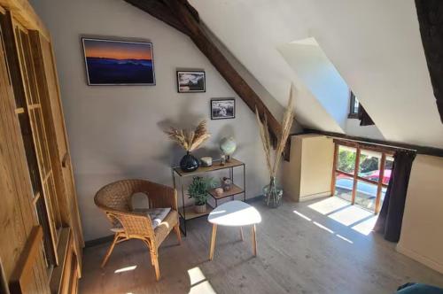 Chambre dans grande maison au calme face aux Pyrénées avec salle d'eau et WC privatifs (Chambre dans grande maison au calme face aux Pyrenees avec salle d'eau et WC privatifs) in Vielle-Adour
