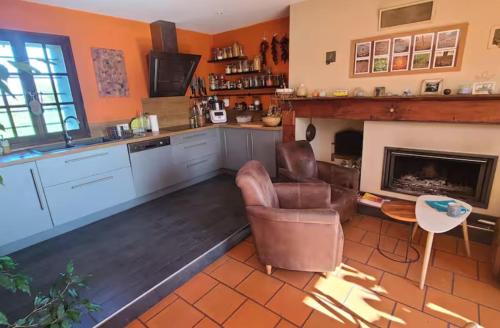 Chambre dans grande maison au calme face aux Pyrénées avec salle d'eau et WC privatifs (Chambre dans grande maison au calme face aux Pyrenees avec salle d'eau et WC privatifs) in Vielle-Adour