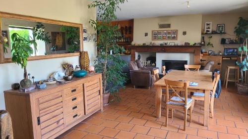 Chambre dans grande maison au calme face aux Pyrénées avec salle d'eau et WC privatifs (Chambre dans grande maison au calme face aux Pyrenees avec salle d'eau et WC privatifs) in Vielle-Adour