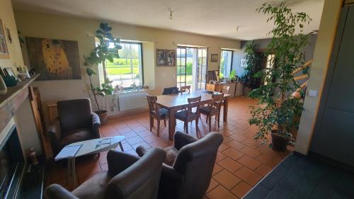 Chambre dans grande maison au calme face aux Pyrénées avec salle d'eau et WC privatifs (Chambre dans grande maison au calme face aux Pyrenees avec salle d'eau et WC privatifs) in Vielle-Adour