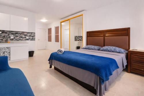 6 bedsroom 5 baths Walk to beach Homes Dorado, Puerto Rico by Rentalspr in Кароліна