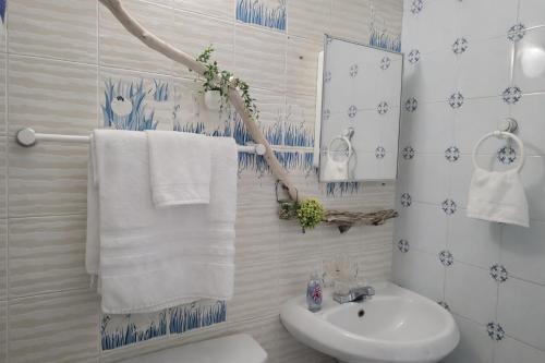 Душ, 6 bedsroom 5 baths Walk to beach Homes Dorado, Puerto Rico by Rentalspr in Кароліна