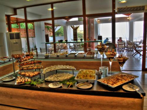 Maranton Beach Hotel - image 10
