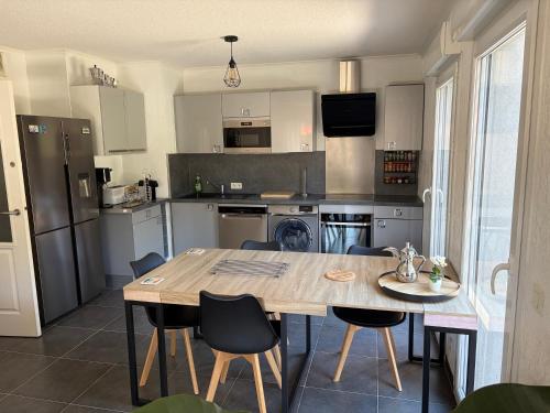 Appartement 65m2 avec Piscine et Rez de jardin 80m2 in Capitou