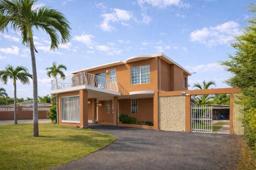 Зовнішній вигляд готелю, 6 bedsroom 5 baths Walk to beach Homes Dorado, Puerto Rico by Rentalspr in Кароліна