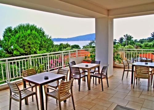 Maranton Beach Hotel - image 9