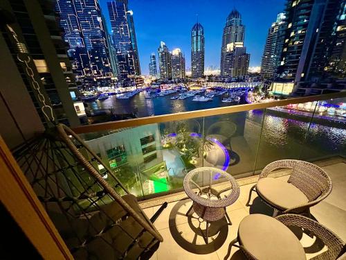 Modern 2-BR Apartment with Stunning Marina Views Dubai 