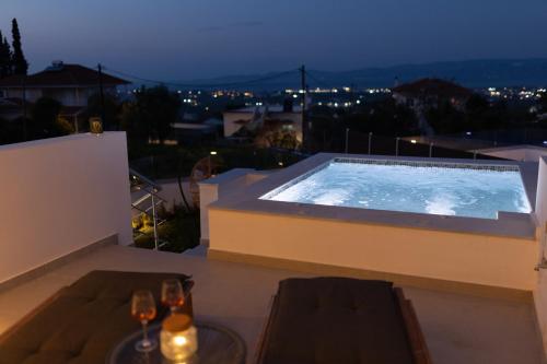Serenity Villa 1 with Jacuzzi & Gym gîte à louer Khiliomódhion