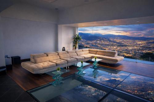 Glass Mansion Breathtaking 180 Panoramic View