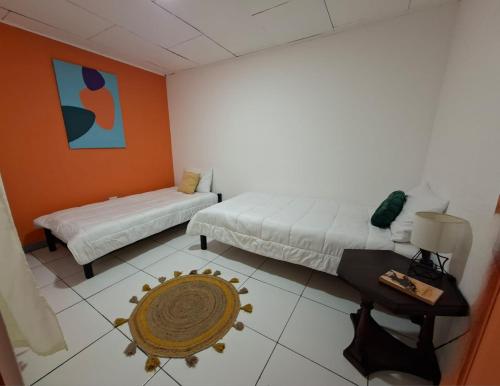 Lolas Hostal - Habitación Individual Doble con Baño Privado — other in Calle 9, avenida 12 y 14. Catedral, Barrio Chino (paseo estudiantes)., San Jose, San José Costa Rica, 10104