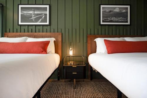2 queen beds