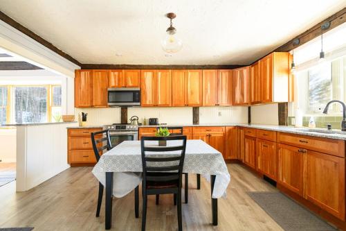Cozy Every Season Cabin Perfect for Families in Bristol (NH)