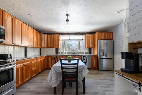 Cozy Every Season Cabin Perfect for Families in Bristol (NH)