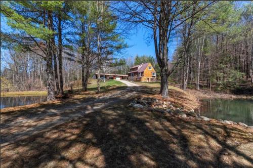 Cozy Every Season Cabin Perfect for Families in Bristol (NH)