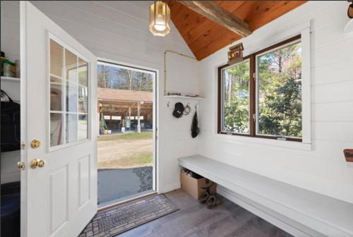 Cozy Every Season Cabin Perfect for Families in Bristol (NH)