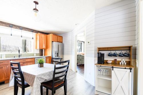 Cozy Every Season Cabin Perfect for Families in Bristol (NH)