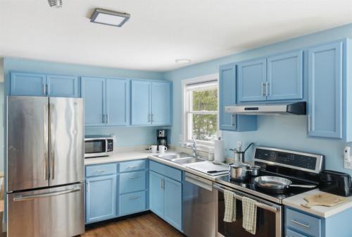 Blueberry Basecamp 98ft to Acadia! Hike from Home, AC, Deck, Near Bar Harbor in Otter Creek