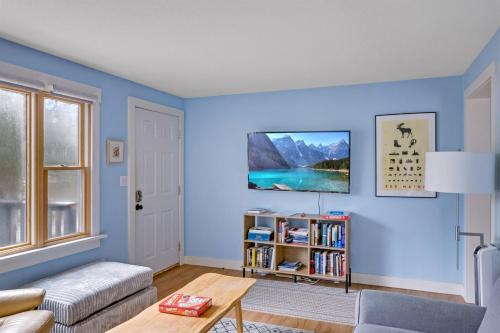 Blueberry Basecamp 98ft to Acadia! Hike from Home, AC, Deck, Near Bar Harbor in Otter Creek