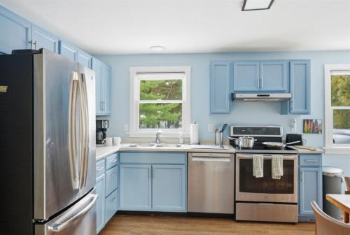 Blueberry Basecamp 98ft to Acadia! Hike from Home, AC, Deck, Near Bar Harbor in Otter Creek