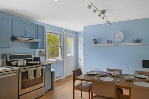 Blueberry Basecamp 98ft to Acadia! Hike from Home, AC, Deck, Near Bar Harbor in Otter Creek