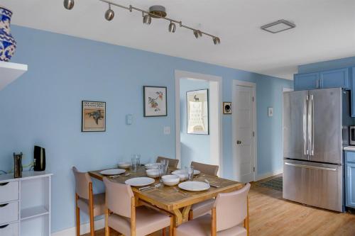 Blueberry Basecamp 98ft to Acadia! Hike from Home, AC, Deck, Near Bar Harbor in Otter Creek