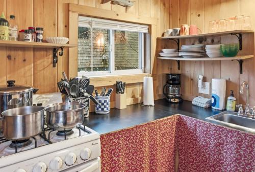 Davis Outpost Pet-Friendly Quiet Cabin w AC Screened Sunroom Walk to Trails in Otter Creek