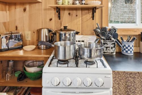 Davis Outpost Pet-Friendly Quiet Cabin w AC Screened Sunroom Walk to Trails in Otter Creek