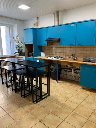 Maison de village avec grandes chambres et cuisine in Lalbenque