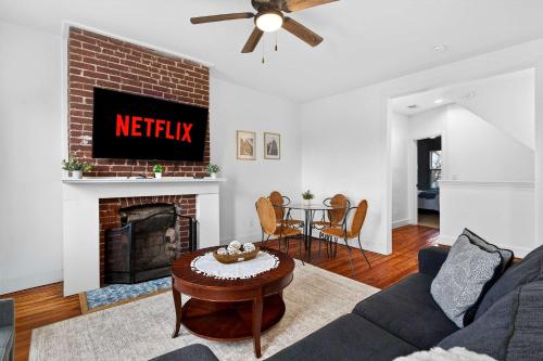 Charming 2nd-Floor Flat 3BR 2BA Free Parking in Louisville, USA