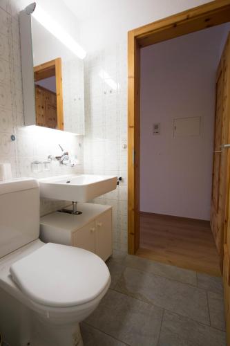Chesa Surlej Apartment - image 8