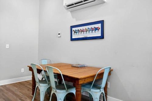 The Matt Winn Suite A Cozy Modern Brick Home - image 11