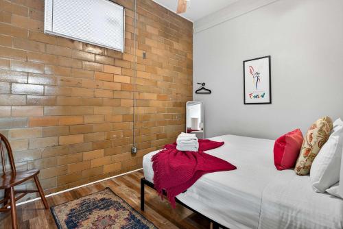 The Matt Winn Suite A Cozy Modern Brick Home - image 10