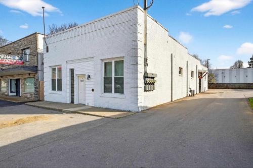 The Matt Winn Suite A Cozy Modern Brick Home - image 8