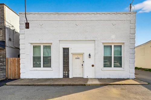 The Matt Winn Suite A Cozy Modern Brick Home - image 14