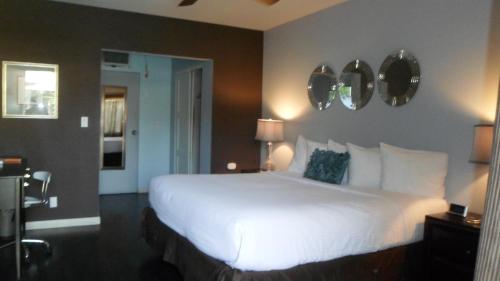 Avanti Hotel The 3-star Avanti Hotel offers comfort and convenience whether youre on business or holiday in Palm Springs (CA). The property features a wide range of facilities to make your stay a pleasant experie