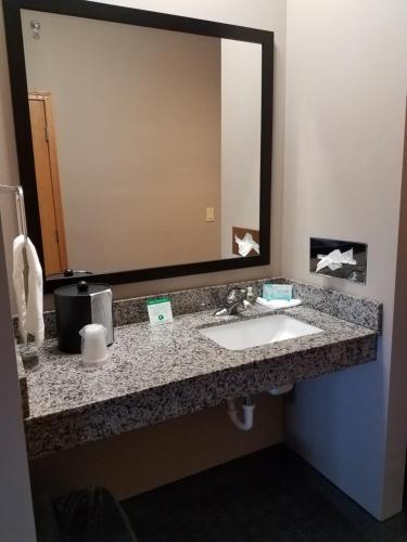 Okoboji Inn & Suites