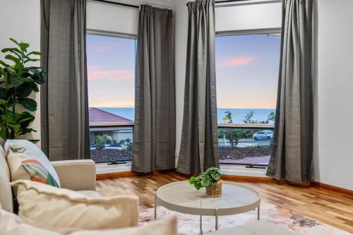 Sunset Ocean View Retreat 4BM House – khách sạn tại Bãi biển Christies
