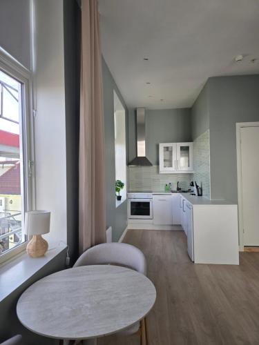 Studio apartment in the city center, beautiful sea view in Лаєрвік