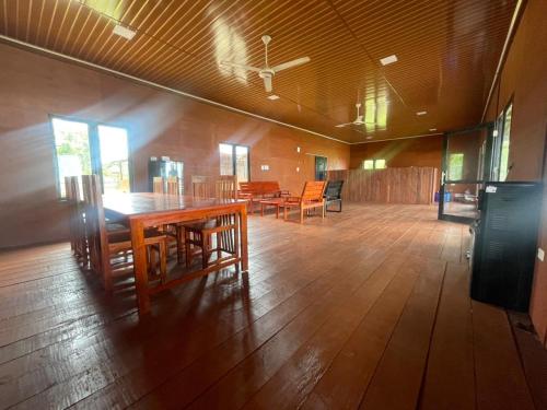 Restoran, Dico Surf Point- Surf Lodge in Simeulue in Kahat