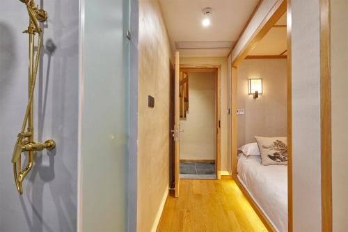 Best Wishes Inn Best Wishes Inn is conveniently located in the popular West Lake District – LingYin Temple Scenic Area area. Offering a variety of facilities and services, the property provides all you need for a g