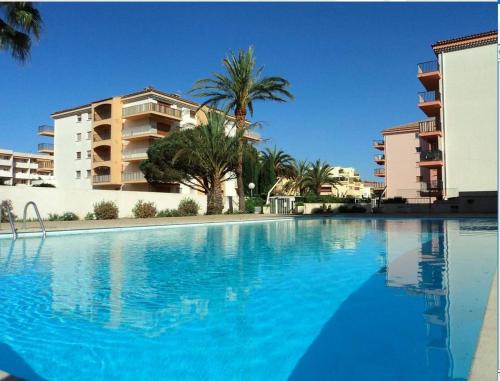 SM530-A21 Studio 4 couchages SAINTE MAXIME parking et piscine