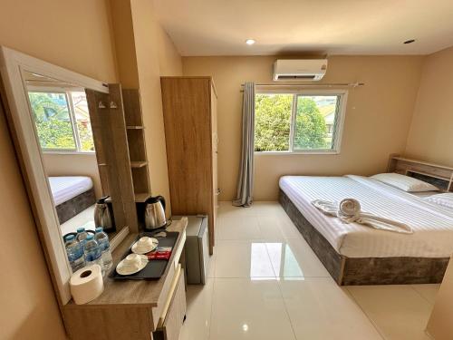 room detail thumbnail 2