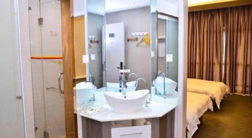 Super 8 Hotel Yiwu Binwang – Yiwu, FL