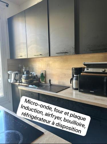 Chambre dans immeuble niçois
