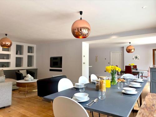 Splendid, spacious 7 Bedroom holiday home with Hot Tub - Isle of Wight in Wootton Bridge